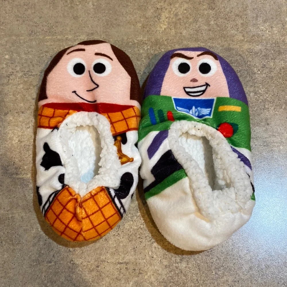 Kids, Disney slippers see picture for measurements. No size.